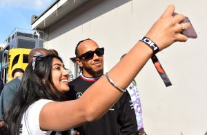 Formula1: Με ποινή και από την τελευταία θέση θα εκκινήσει ο Χάμιλτον