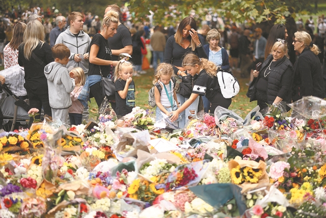 Κατεβάζουν ρολά σε ένδειξη πένθους