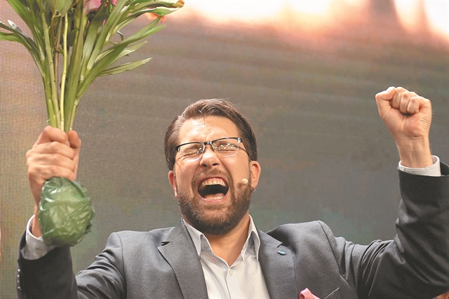 Συνεχίζεται το θρίλερ με τη Δεξιά τώρα να προηγείται οριακά