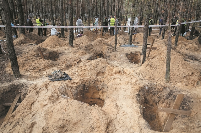 Ξεθάβουν εκατοντάδες πτώματα από τους μαζικούς τάφους