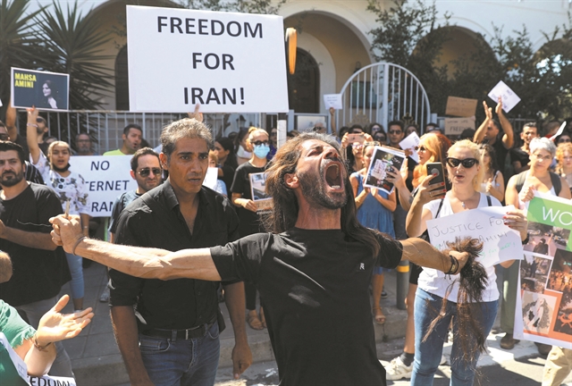 Πνίγουν στο αίμα την εξέγερση του χιτζάμπ