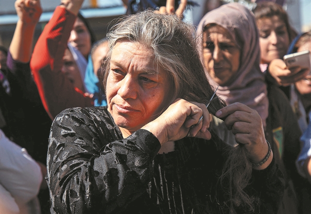 Κηδεύουν τους νεκρούς διαδηλωτές τη νύχτα, μέσα στη σιωπή