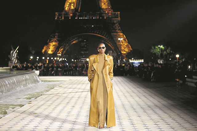 Σε έναν μυθικό κήπο «κρύβεται» το σατέν body Givenchy