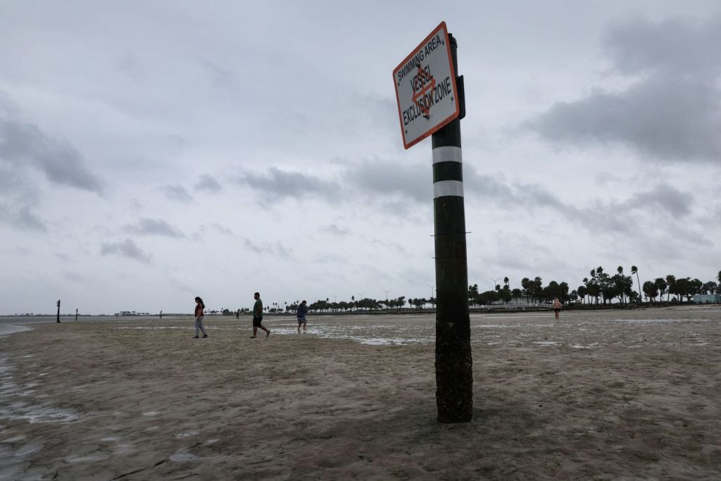 Βίντεο-σοκ: Ο κυκλώνας Ίαν «ρούφηξε» όλη τη θάλασσα στον κόλπο της Τάμπα