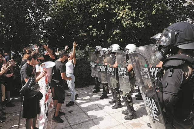 Ασφυκτιούμε σε έναν χώρο που μυρίζει μπαρούτι