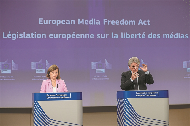 Να συνεχίσει να κατασκοπεύει δημοσιογράφους θέλει η Γαλλία