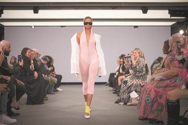 Η μόδα υποκλίνεται στη βασίλισσα