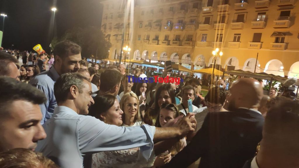 Στην πλατεία Αριστοτέλους ο πρωθυπουργός – Selfie και κουβέντα με νέους