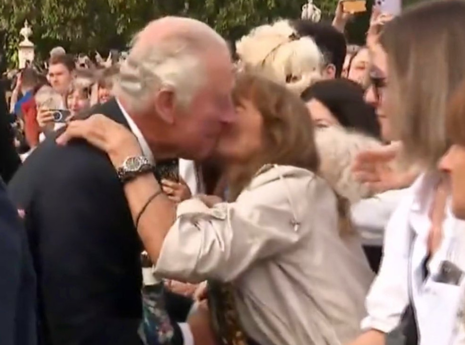 Οι Βρετανοί υποδέχτηκαν με φιλιά τον Κάρολο έξω από το Μπάκιγχαμ