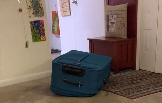Άφησε τον φίλο της να πεθάνει μέσα σε… βαλίτσα και τον βιντεοσκόπησε να ικετεύει για βοήθεια