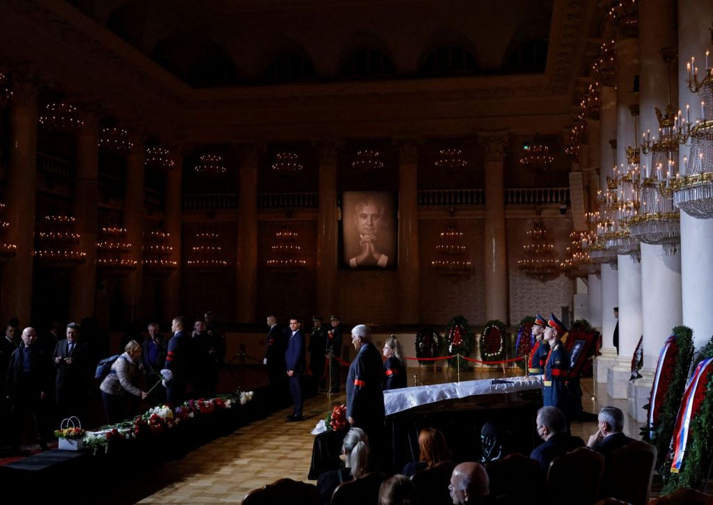 Χιλιάδες άνθρωποι αποχαιρέτισαν τον τελευταίο ηγέτη της Σοβιετικής Ένωσης, Μιχαήλ Γκορμπατσόφ