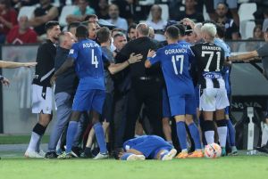 Έριξε αγκωνιά σε παίκτη της Λαμίας ο βοηθός του Λουτσέσκου