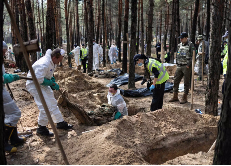 Φρίκη στο Ιζιούμ – «Πτώματα με ακρωτηριασμένα τα γεννητικά όργανα»