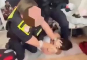 Βίαιη σύλληψη πατέρα με ρατσιστικά σχόλια μπροστά στα τρομοκρατημένα παιδιά του [βίντεο]