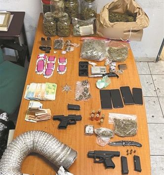 Στην εστία και η «συμμορία με τα Καλάσνικοφ» που βίαζε θύματά της