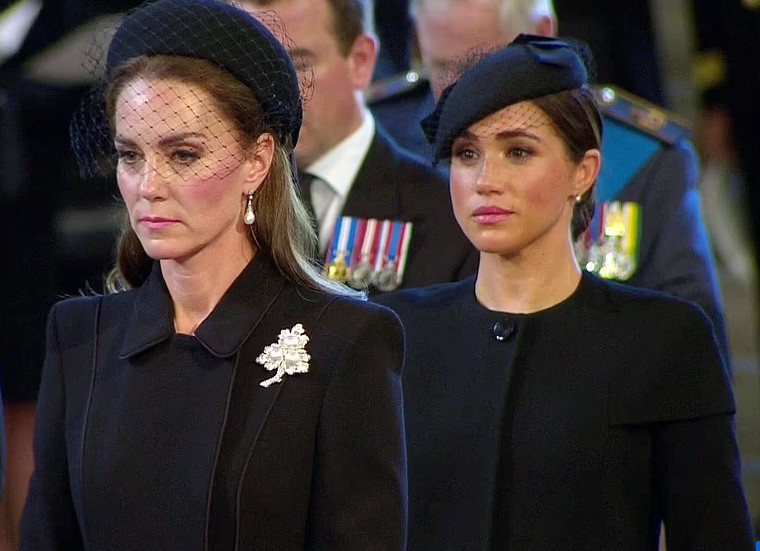 Κέιτ και Μέγκαν: Δίπλα – δίπλα στο φέρετρο της Βασίλισσας Ελισάβετ