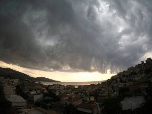 Καιρός: «Μεγάλη προσοχή τις επόμενες ώρες για καταιγίδες»