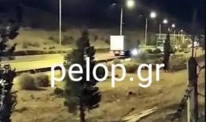 Βίντεο με κόντρες θανάτου στην Πάτρα: ΙΧ περνά ξυστά από νταλίκα