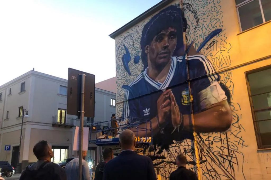 Εντυπωσιακή τοιχογραφία προς τιμήν του Μαραντόνα