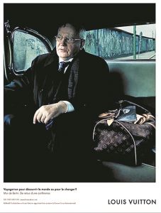 Με μια Louis Vuitton μπροστά από το Τείχος του Βερολίνου