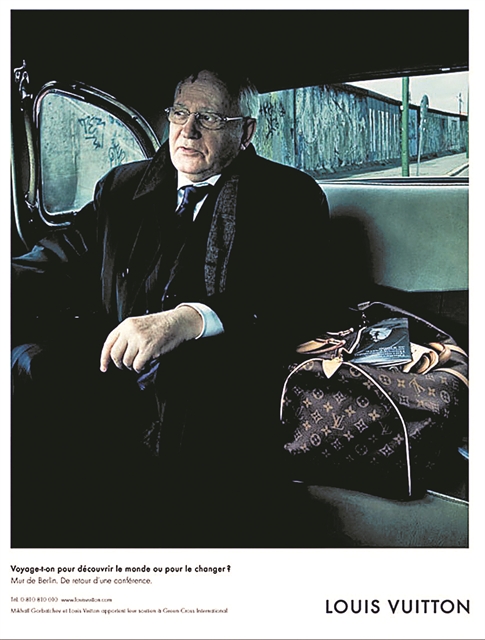 Με μια Louis Vuitton μπροστά από το Τείχος του Βερολίνου