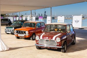 Πλατεία Νερού: Η …παρέλαση των MINI από την γέννηση τους έως και σήμερα