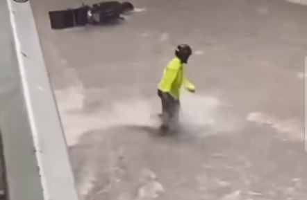 Σοκαριστικό βίντεο από την κακοκαιρία – Ορμητικά νερά παρασύρουν διανομέα