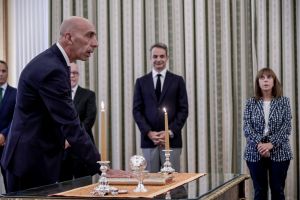 Ο Γιάννης Μπρατάκος ορκίστηκε υφυπουργός στον πρωθυπουργό