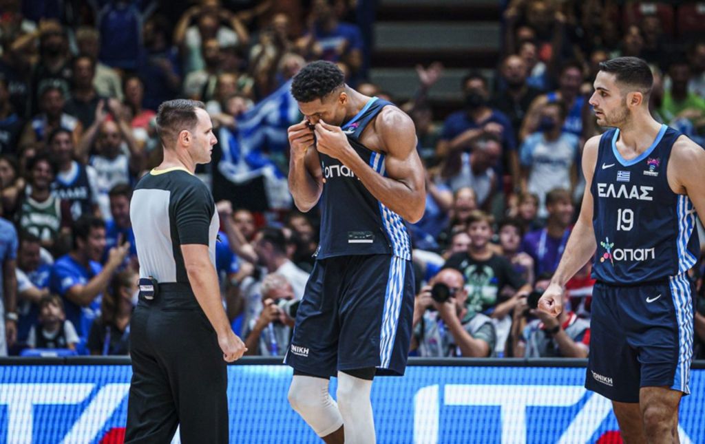 Γιάννης Αντετοκούνμπο: Το φιλί στο εθνόσημο μετά τη μαγική εμφάνιση κόντρα στην Κροατία