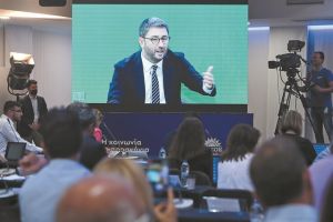 Μακριά από το «καπέλωμα» Τσίπρα