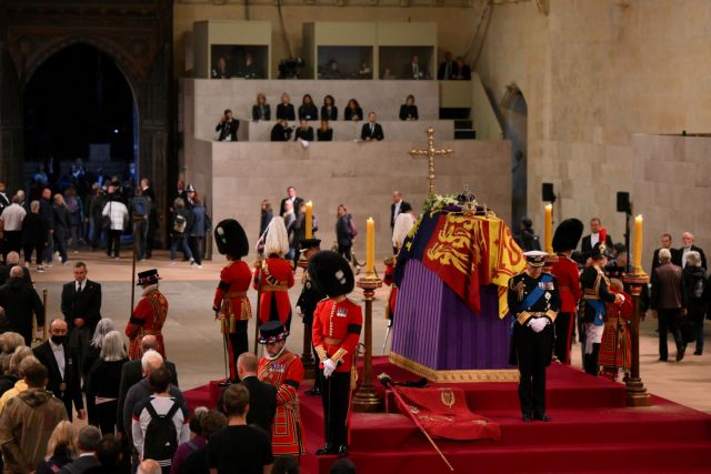 Βασίλισσα Ελισάβετ: Η αγρυπνία των παιδιών της γύρω από το φέρετρο
