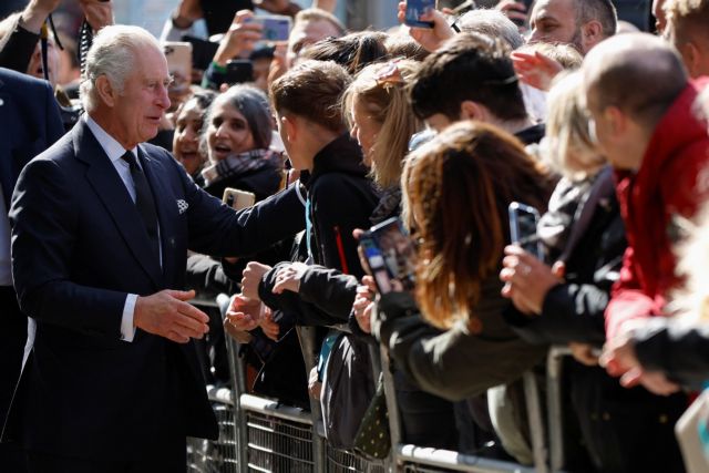 Αιφνιδιαστική εμφάνιση Καρόλου – Ουίλιαμ στην ουρά για το λαϊκό προσκύνημα της βασίλισσας Ελισάβετ