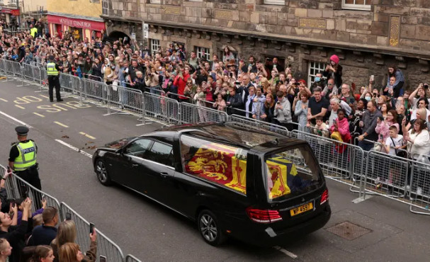 Χιλιάδες άνθρωποι στους δρόμους του Εδιμβούργου για την βασίλισσα Ελισάβετ