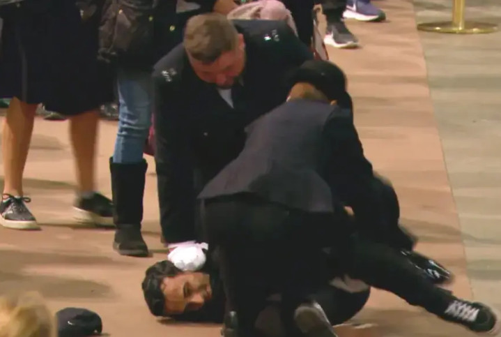 Βασίλισσα Ελισάβετ: Η «περίεργη» στάση του άνδρα που όρμησε στο φέρετρο