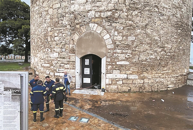 Καταστροφές και χάος, πλημμύρισε και ο Λευκός Πύργος