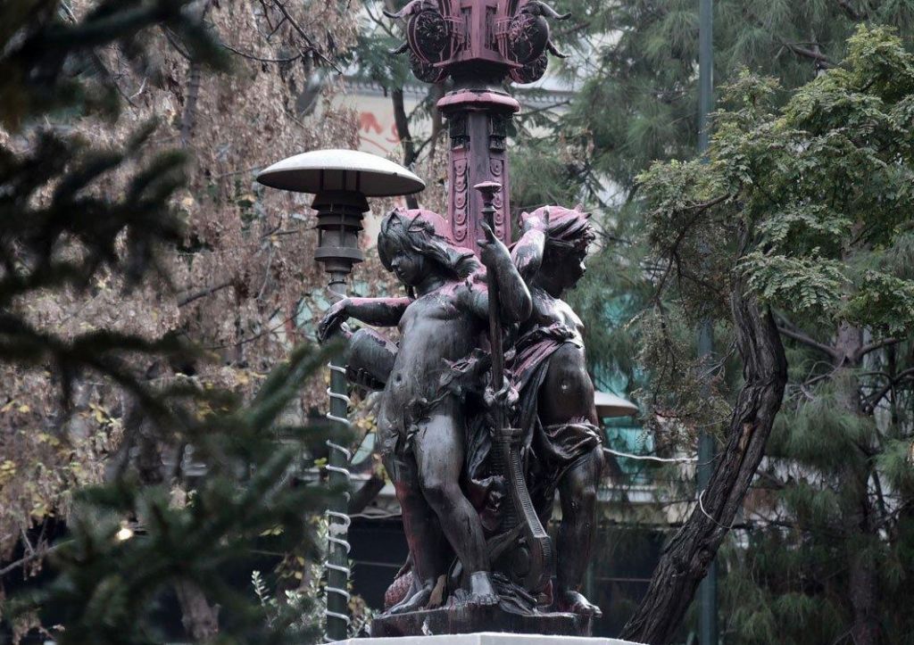 Ένταση στα Εξάρχεια: Απομακρύνθηκε ο «φανοστάτης» από την πλατεία