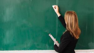 Εκπαιδευτικοί κοιμούνται σε κάμπινγκ και αυτοκίνητα – Τεράστιο πρόβλημα στέγασης στα νησιά