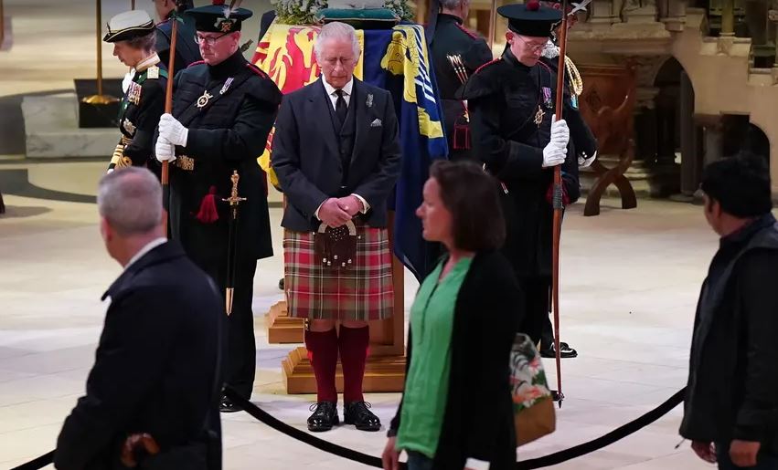 Βασίλισσα Ελισάβετ: Συνεχίζεται το λαϊκό προσκύνημα στη Σκωτία