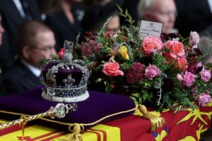 Βασίλισσα Ελισάβετ: Το εκθαμβωτικό στέμμα πάνω στο φέρετρό της