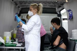 Πλεύρης: Αρχές Οκτωβρίου τα εμβόλια κατά των νέων μεταλλάξεων