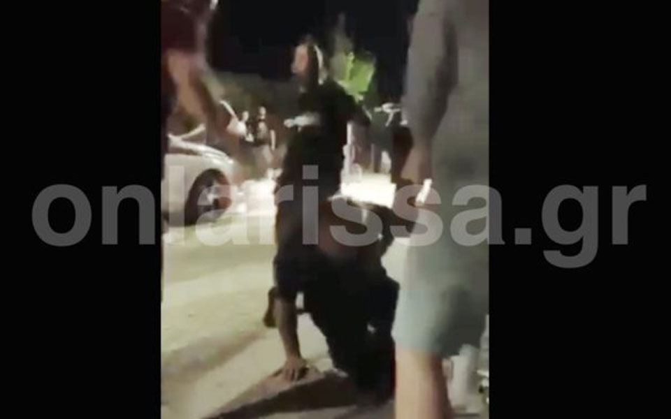 Βίντεο-ντοκουμέντο από την επίθεση ομάδας ατόμων σε αστυνομικούς
