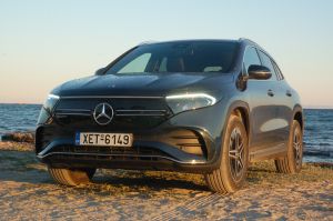 Mercedes EQA 300 4MATIC: Το νέο ηλεκτρικό μοντέλο εντυπωσιάζει με την αυτονομία και την τεχνολογία του