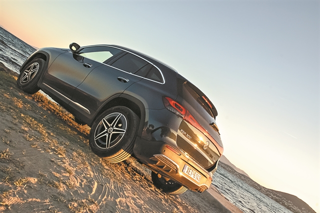 MERCEDES EQA 300 4MATIC: ΦΟΡΤΙΖΕΙΣ, ΤΑΞΙΔΕΥΕΙΣ ΚΑΙ ΑΛΛΑΖΕΙΣ ΝΟΟΤΡΟΠΙΑ
