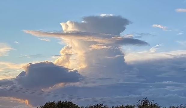 Σύννεφα σαν το προφίλ της βασίλισσας στον ουρανό
