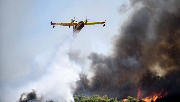 Μεγάλη φωτιά στον Μαραθώνα – Επιχειρούν 4 αεροσκάφη | tanea.gr