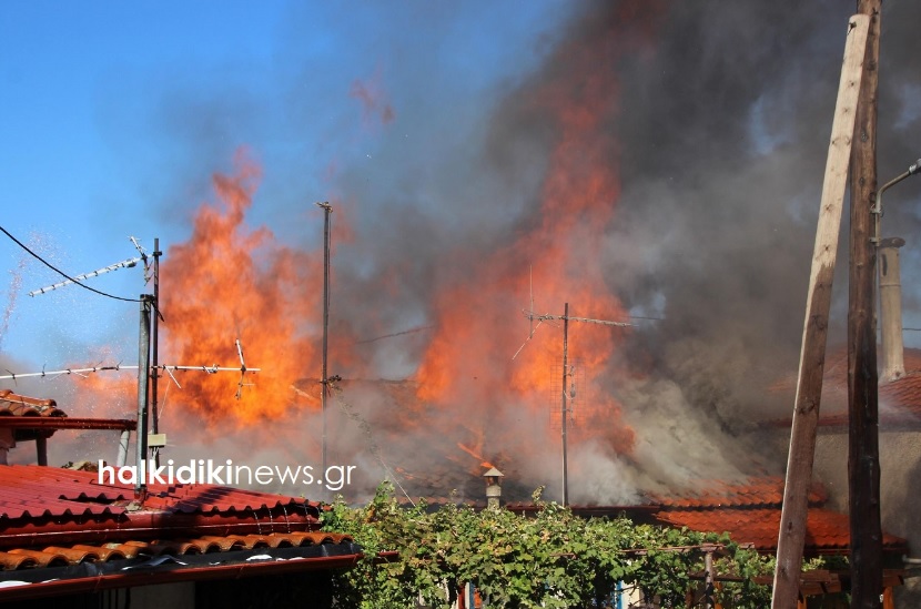 Γυναίκα ανασύρθηκε νεκρή από φλεγόμενο σπίτι στην Αρναία