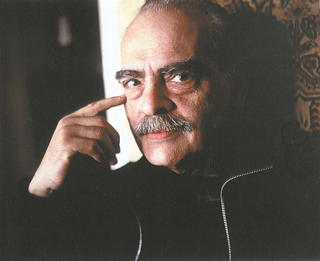 Θέατρο με τους αντιήρωες της μεταπολίτευσης