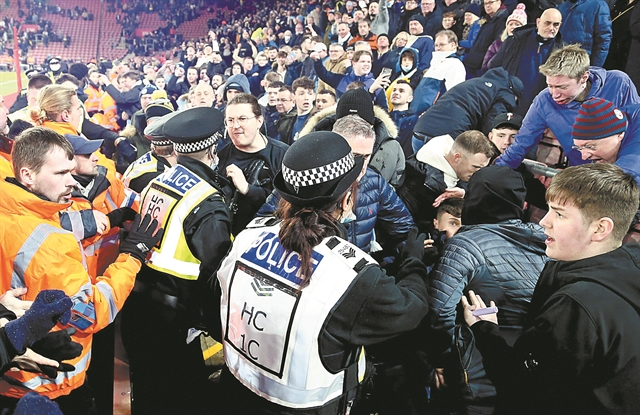 Στο κόκκινο τα γήπεδα