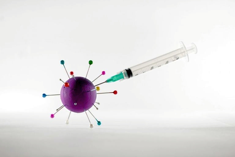 Κοροναϊός: Το «προφίλ» των νέων, επικαιροποιημένων εμβολίων