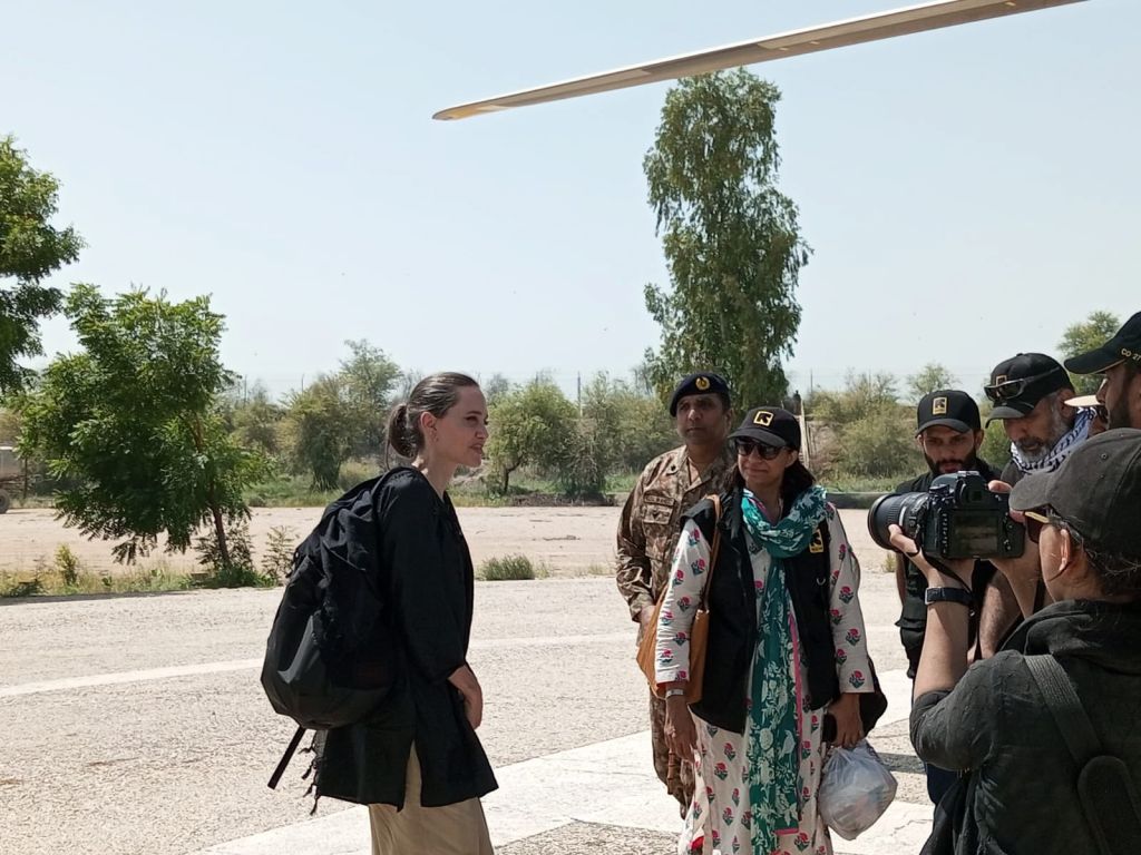 Στο Πακιστάν η Αντζελίνα Τζολί – Κραυγή αγωνίας μετά τις καταστροφικές πλημμύρες